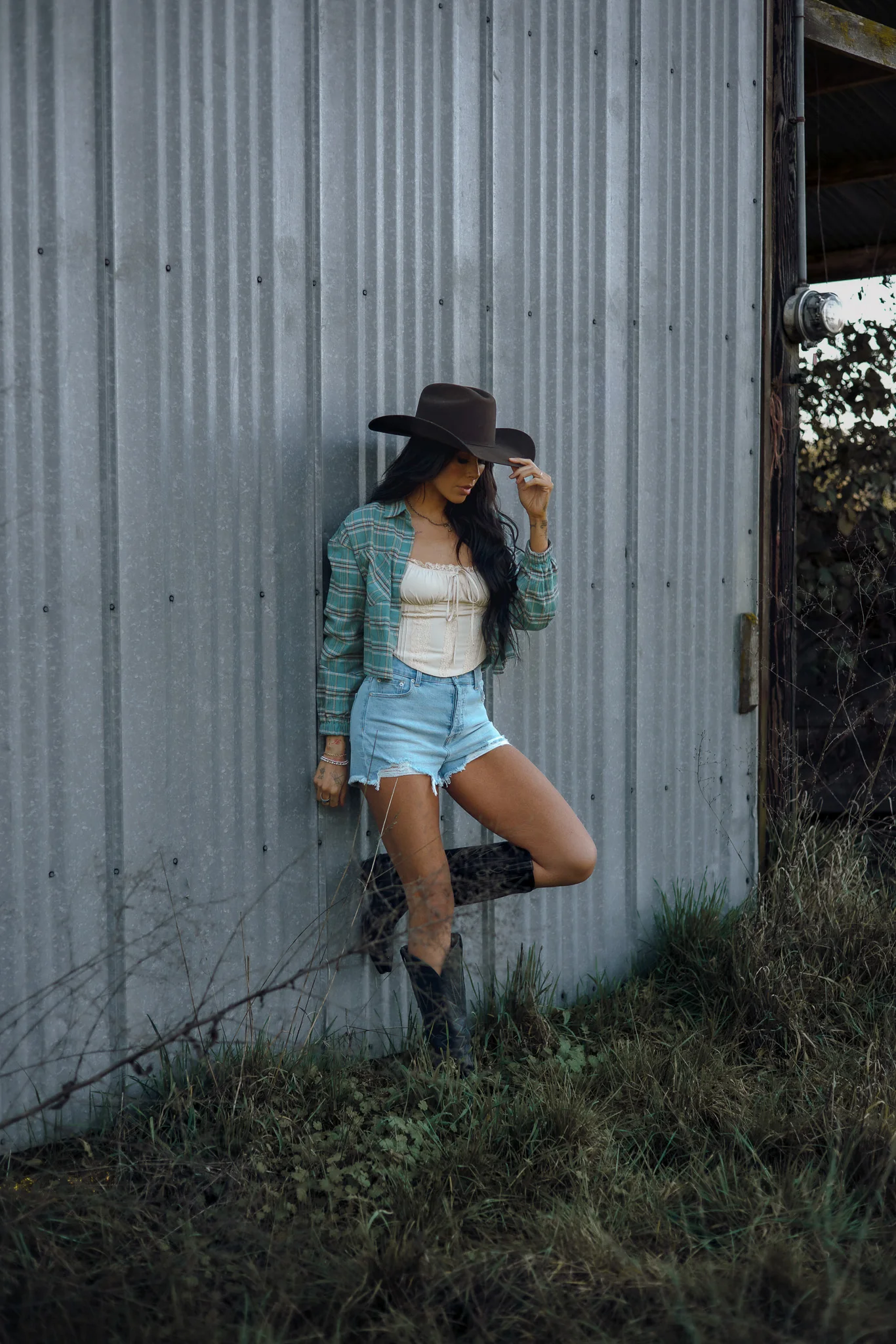 Saylor Distressed Denim Shorts - Light Wash - Image 11