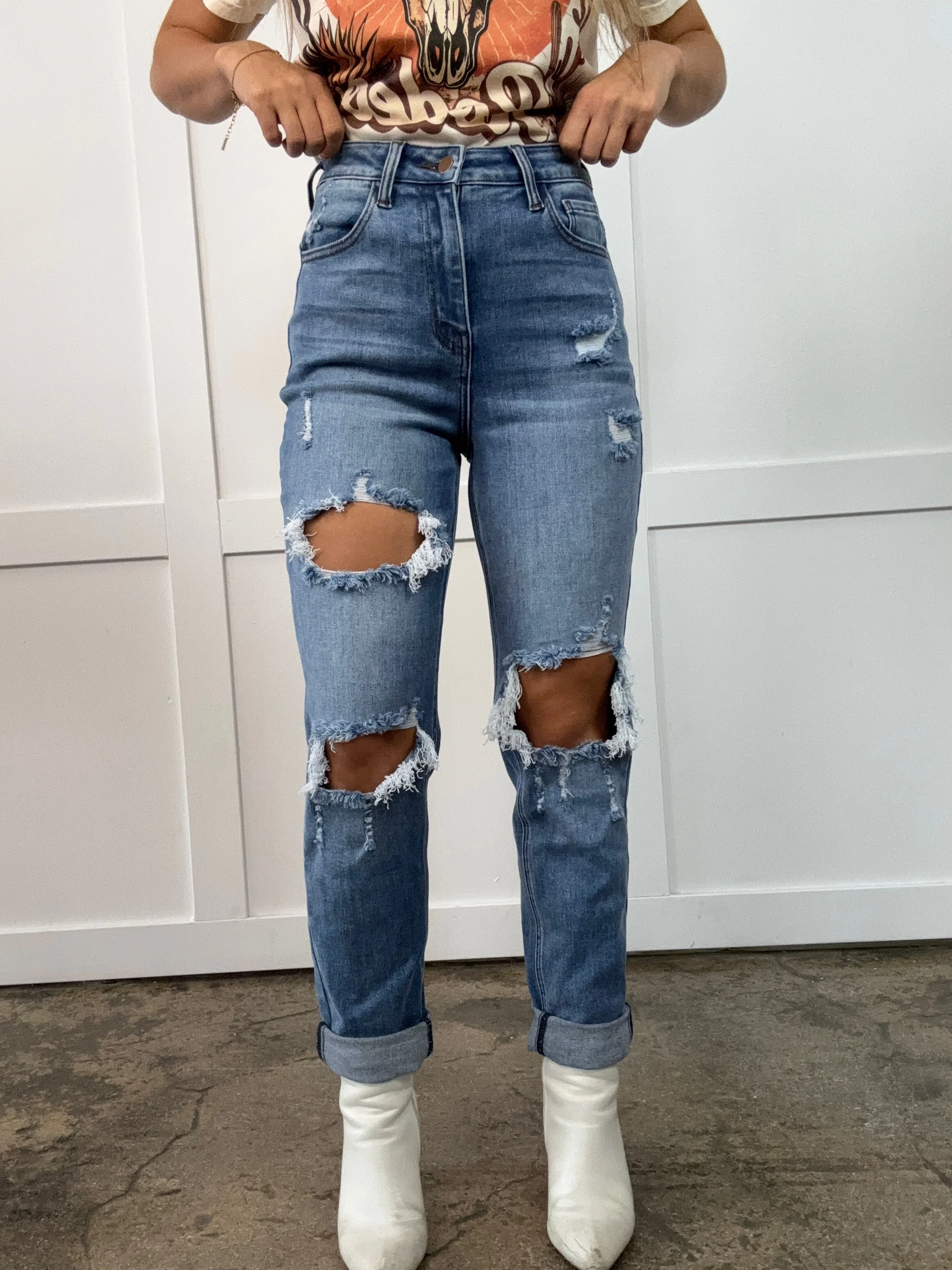Lindsey Distressed Boyfriend Stretchy Jeans - Medium Wash - Image 4